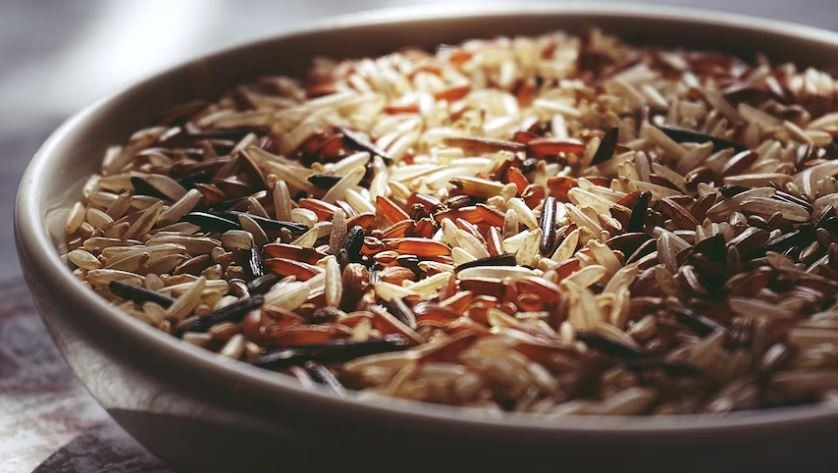 Gạo lứt là hạt gạo chỉ mới được xát vỏ, còn nguyên cám và mầm gạo